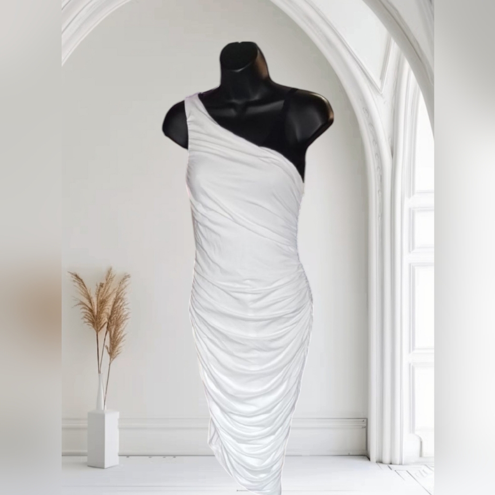 Elegant White One-Shoulder Dress - Picture 1 of 3